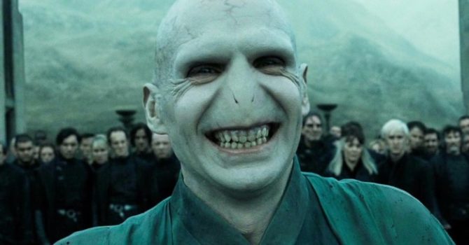 Harry Potter | Ralph Fiennes explica gargalhada de Voldemort que virou meme - Observatório do Cinema