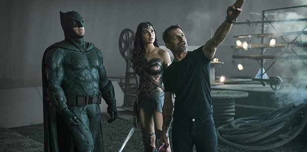 Zack Snyder dirigindo Liga da JustiÃ§a.