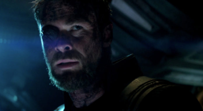 Chris Hemsworth com o tapa-olho em Vingadores: Guerra Infinita.