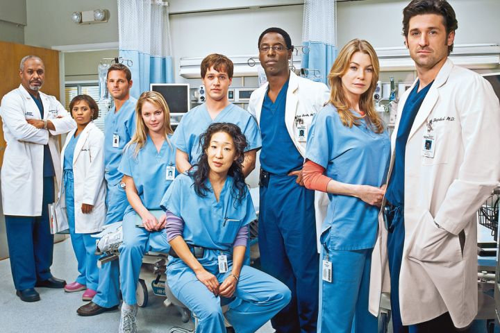imagem com o elenco da série Grey's Anatomy.